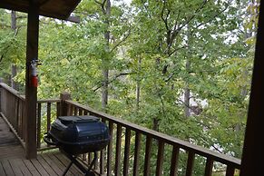 Forest view, log-sided two bedroom, two bath condo on Lake Ouachita. b