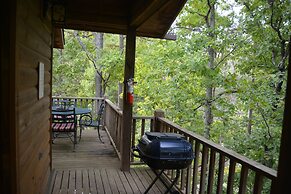 Forest view, log-sided two bedroom, two bath condo on Lake Ouachita. b