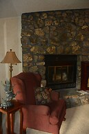 Forest view, log-sided two bedroom, two bath condo on Lake Ouachita. b