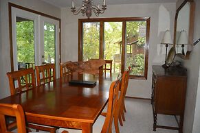 Forest view, log-sided two bedroom, two bath condo on Lake Ouachita. b