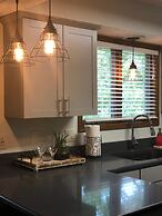 Forest view, log-sided two bedroom, two bath condo on Lake Ouachita. b