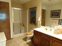 Forest view, log-sided two bedroom, two bath condo on Lake Ouachita. b