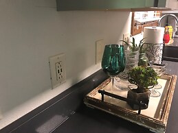 Forest view, log-sided two bedroom, two bath condo on Lake Ouachita. b