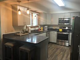 Forest view, log-sided two bedroom, two bath condo on Lake Ouachita. b