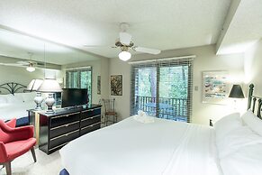 Forest view two bedroom, two bath condo on Lake Ouachita, steps away f
