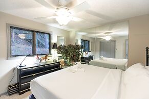 Forest view two bedroom, two bath condo on Lake Ouachita, steps away f