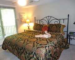 Forest view two bedroom, two bath condo on Lake Ouachita, steps away f