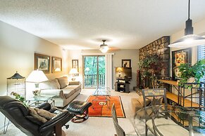 Forest view two bedroom, two bath condo on Lake Ouachita, steps away f