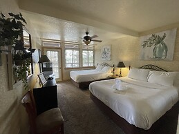 Mountain Harbor Lodge cottage on Lake Ouachita by RedAwning