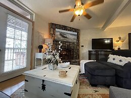 Mountain Harbor Lodge cottage on Lake Ouachita by RedAwning