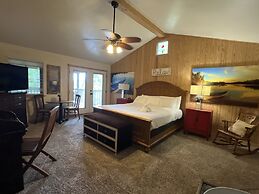 Lake view three bedroom, three bath cottage with private hot tub overl