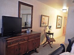 Lake view three bedroom, three bath cottage with private hot tub overl