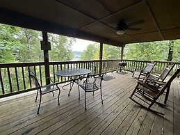 Lake view three bedroom, three bath cottage with private hot tub overl