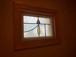 Lake view three bedroom, three bath cottage with private hot tub overl