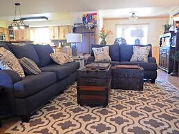 Lake view three bedroom, three bath cottage with private hot tub overl