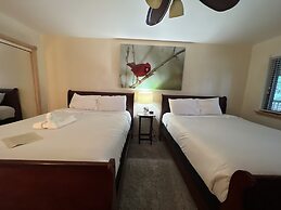 Lake view three bedroom, three bath cottage with private hot tub overl