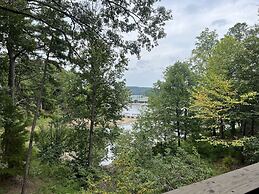 Lake view three bedroom, three bath cottage with private hot tub overl