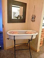 Lake view three bedroom, three bath cottage with private hot tub overl