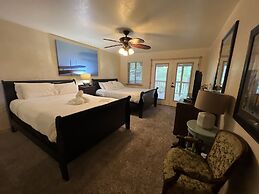 Lake view three bedroom, three bath cottage with private hot tub overl