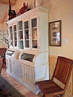 Lake view three bedroom, three bath cottage with private hot tub overl