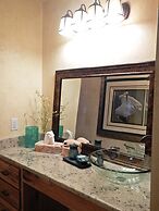 Lake view three bedroom, three bath cottage with private hot tub overl