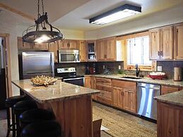 Lake view three bedroom, three bath cottage with private hot tub overl