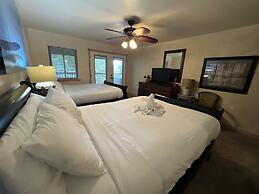 Lake view three bedroom, three bath cottage with private hot tub overl