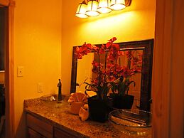 Lake view three bedroom, three bath cottage with private hot tub overl