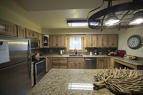 Lake view three bedroom, three bath cottage with private hot tub overl