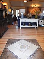 Lake view three bedroom, three bath cottage with private hot tub overl