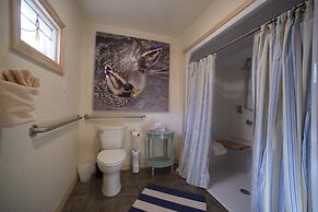 Lake view three bedroom, three bath cottage with private hot tub overl