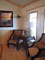 Lake view three bedroom, three bath cottage with private hot tub overl