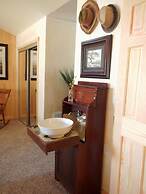 Lake view three bedroom, three bath cottage with private hot tub overl