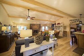 Lake view three bedroom, three bath cottage with private hot tub overl