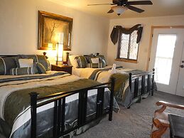 Lake view three bedroom, three bath cottage with private hot tub overl