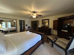 Lake view three bedroom, three bath log-sided cottage with private hot