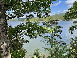 Lake view three bedroom, three bath log-sided cottage with private hot