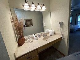 Lake view three bedroom, three bath log-sided cottage with private hot