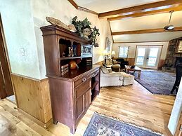 Lake view three bedroom, three bath log-sided cottage with private hot