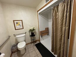 Lake view three bedroom, three bath log-sided cottage with private hot