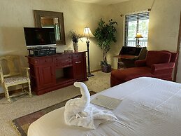 Lake view three bedroom, three bath log-sided cottage with private hot