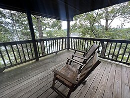 Lake view three bedroom, three bath log-sided cottage with private hot