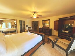 Lake view three bedroom, three bath log-sided cottage with private hot