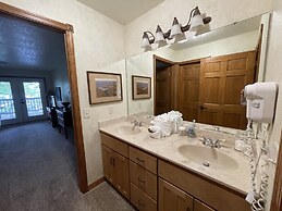 Lake view three bedroom, three bath log-sided cottage with private hot