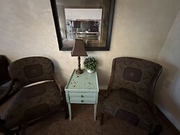 Lake view three bedroom, three bath log-sided cottage with private hot