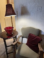 Lake view three bedroom, three bath log-sided cottage with private hot