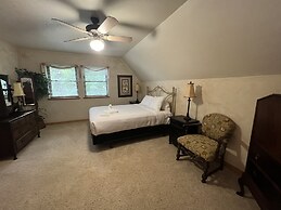 Lake view two bedroom, two bath loft, log-sided cottage with private h