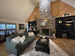 One bedroom, one bath log-sided cottage with private hot tub on Lake O