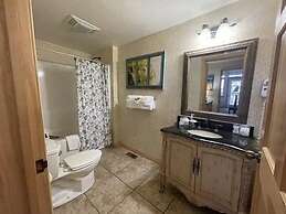 Mountain Harbor Lodge cottage on Lake Ouachita by RedAwning