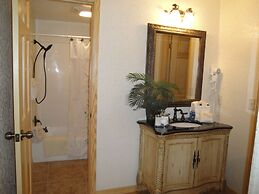 Mountain Harbor Lodge cottage on Lake Ouachita by RedAwning